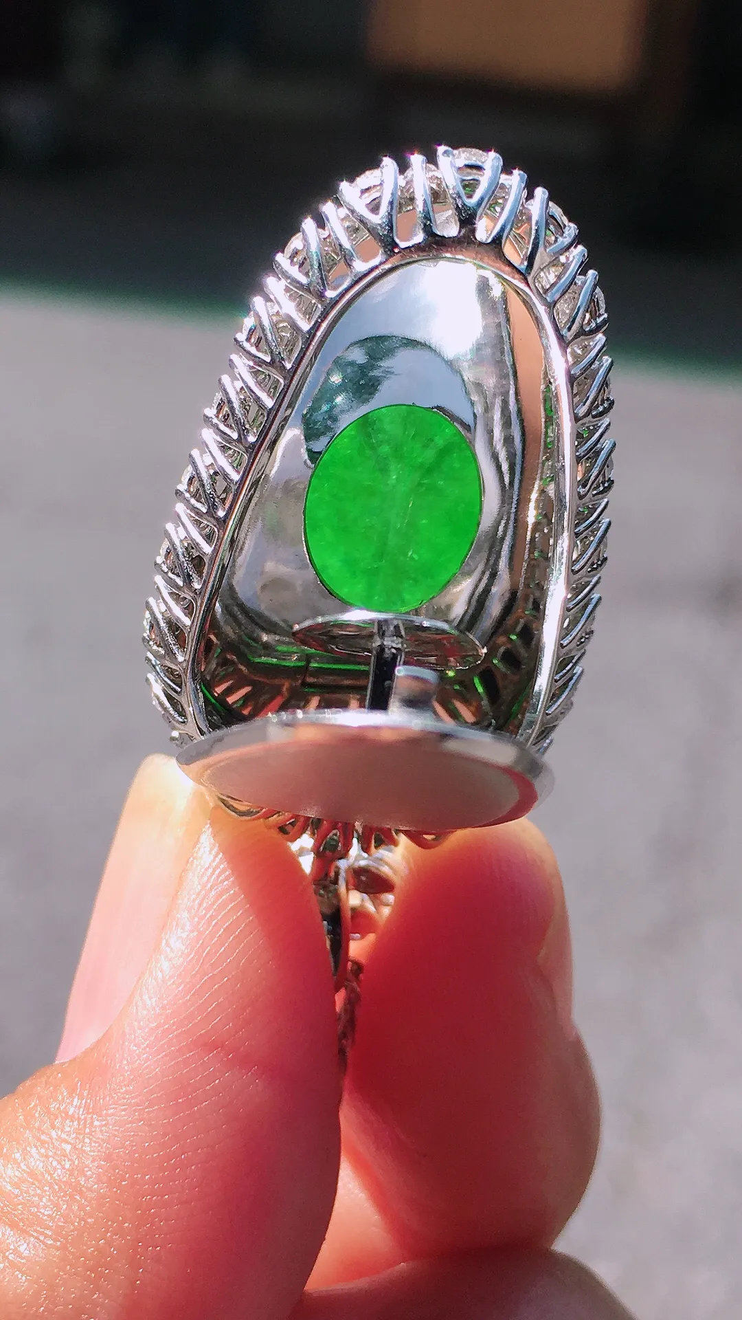 阳绿玉叶吊坠，色泽均匀艳丽，玉质细腻，荧光感超
强，饱满圆润，尽显优雅气质，18k
金豪华镶嵌