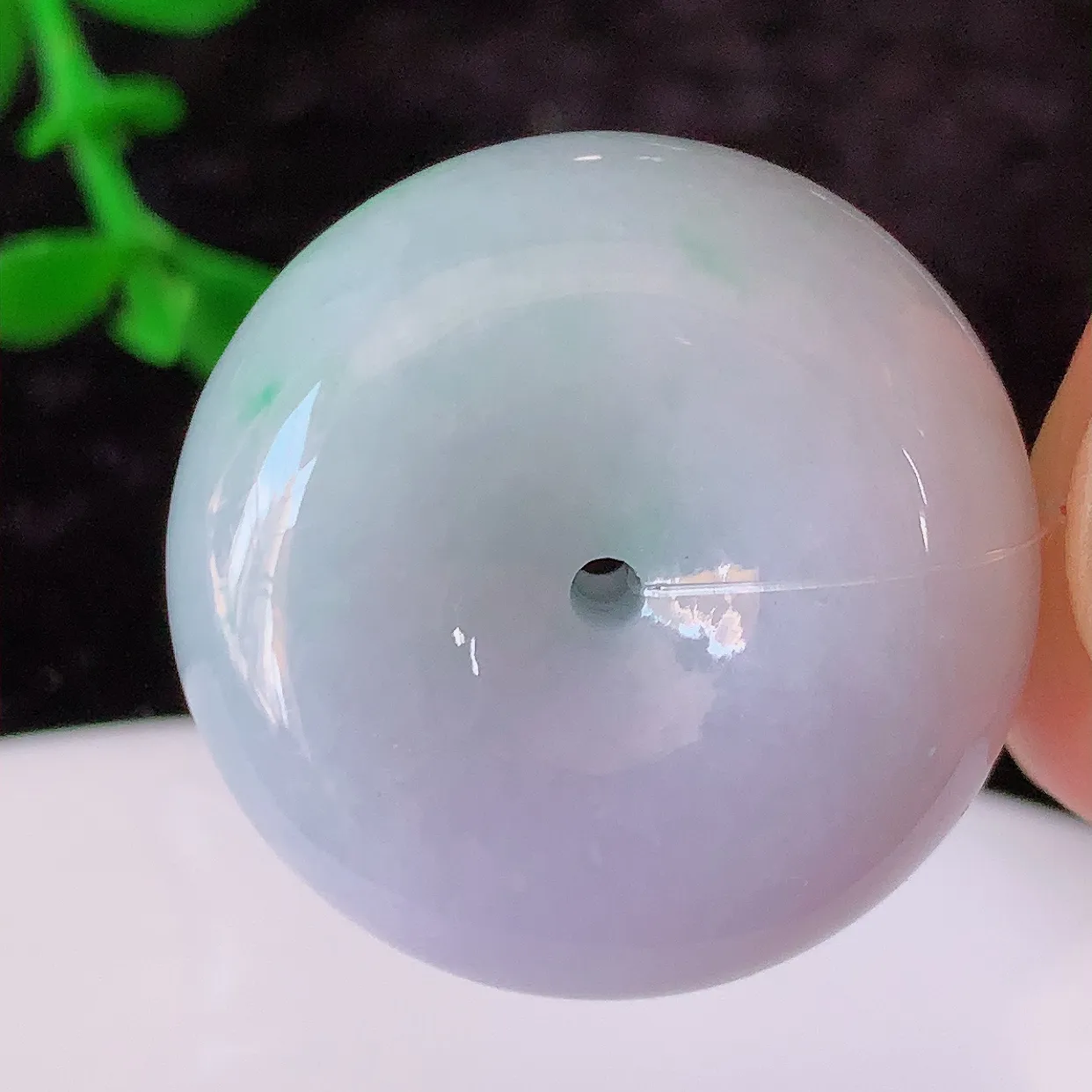 自然光实拍，冰润春带彩翡翠平安扣吊坠，形体饱满圆润，平安扣肥嘟嘟的， 平平安安，种水很好， 配戴精美