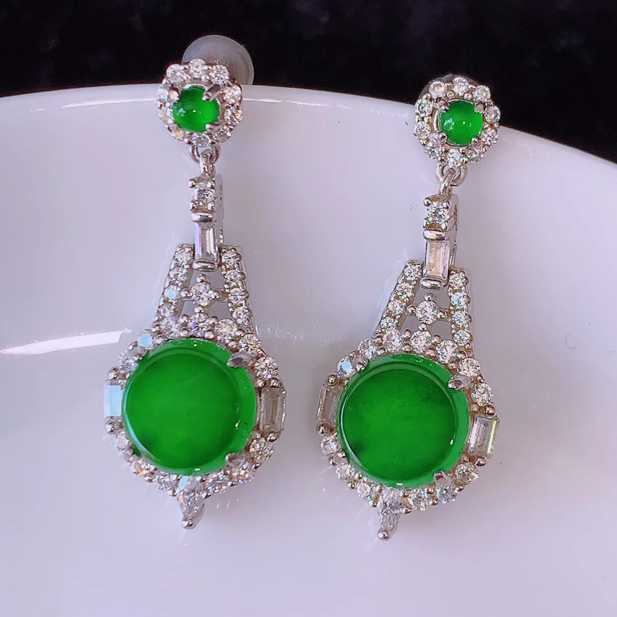 冰透满绿翡翠925银镶嵌耳坠，自然光实拍，翠色灵动，颜色漂亮，种老水足，品相佳， 佩戴佳品！#97.31整体27.5*11*6裸石7.5*7.5 mm