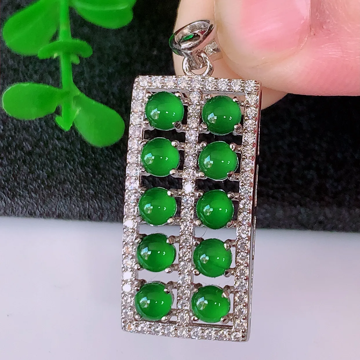 冰透满绿翡翠925银镶嵌算盘吊坠，自然光实拍，翠色灵动，颜色漂亮，种老水足，品相佳，佩戴佳品！#97.31整体34.5*13.5*5.6 裸石 3.2*3.2mm