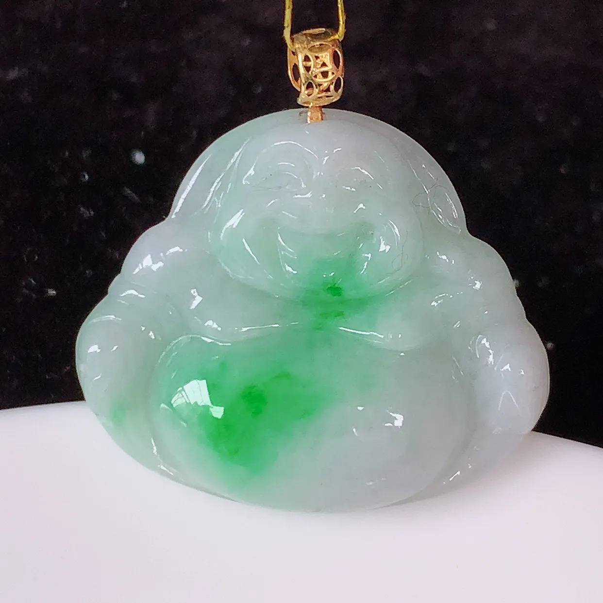 18K金镶嵌冰润飘绿翡翠佛公吊坠，玉质细腻，时‮大尚‬方，款式经典，佩戴优雅高贵上档次！#35.5