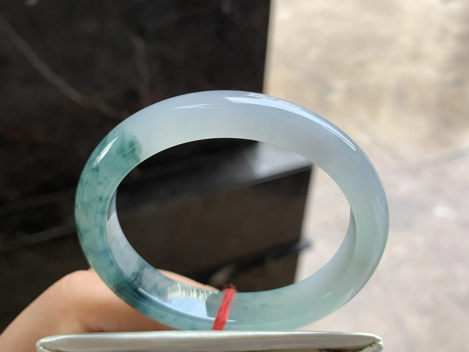 53.3-11.5-7.9

冰蓝花贵妃手镯^_^正圈50 51可以带