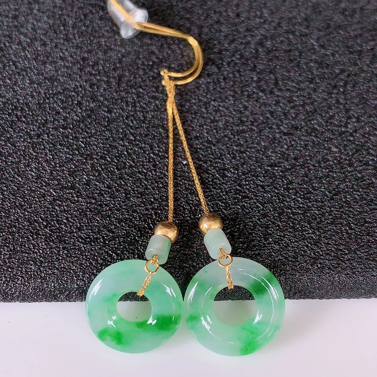 18k金镶嵌冰种翡翠平安扣耳坠，沁人心脾，耳坠佩戴效果大气出众，尽显气质。种水好，胶感足，颜相当漂亮，高性价比，值得入手品鉴！#41.5整体43裸12*2.6