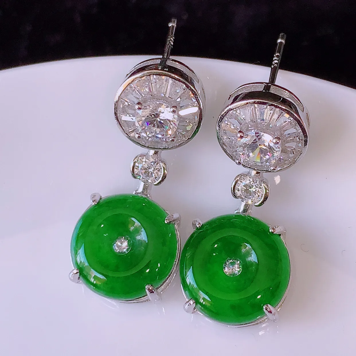 冰透满绿翡翠925银镶嵌耳坠，自然光实拍，翠色灵动，颜色漂亮，种老水足，品相佳，佩戴佳品！#97.31整体27*11.5*5.2裸石11.5*11.5 mm