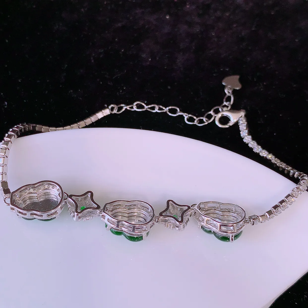 冰透满绿翡翠925银镶嵌葫芦手链，自然光实拍，翠色灵动，颜色漂亮，种老水足，品相佳，佩戴佳品！#97.31葫芦整体11.5*9*6.2  裸石9.5/7mm