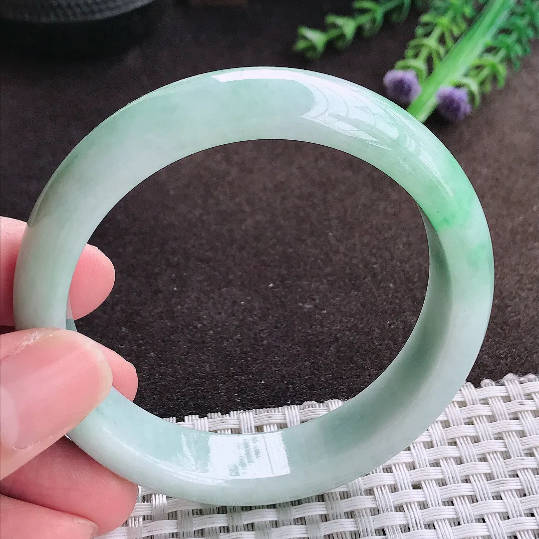 自然光57.5/14.2/8.2老坑精美温润飘阳绿手镯宽边翡翠玉镯美人镯