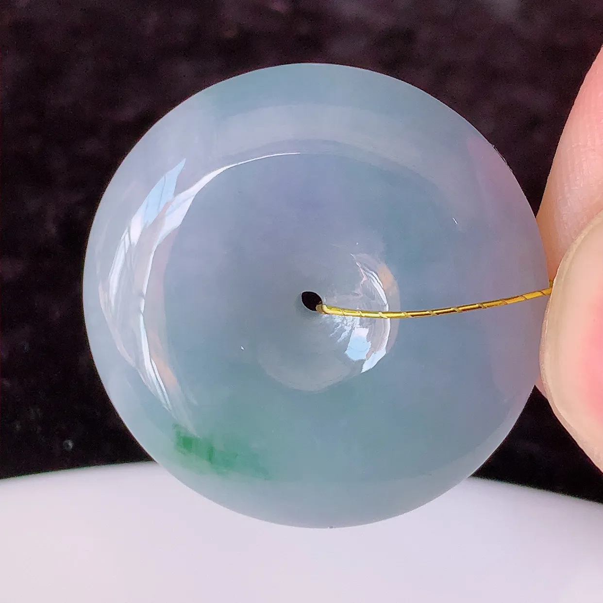 自然光实拍，水润紫罗兰飘花翡翠平安扣吊坠，品相佳，美感十足， 寓意平平安安， 平安扣佩戴精美时尚！#