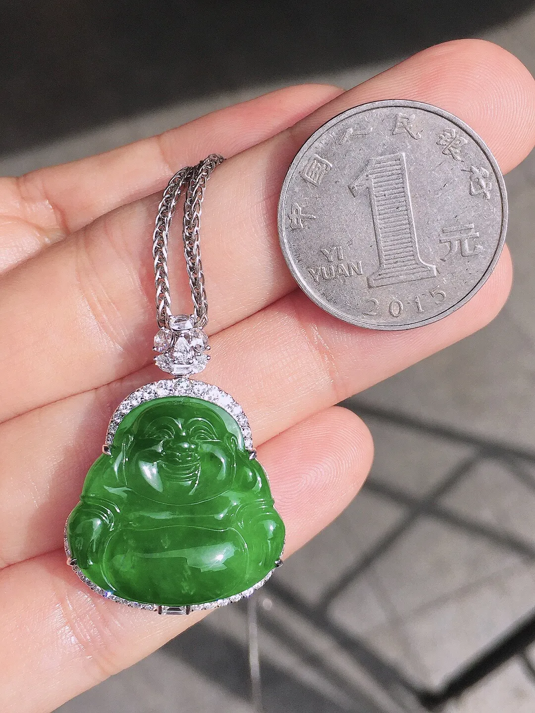 阳绿佛公吊坠，色泽均匀艳丽，玉质细腻，荧光感超
强，饱满圆润，尽显优雅气质，18k
金豪华镶嵌