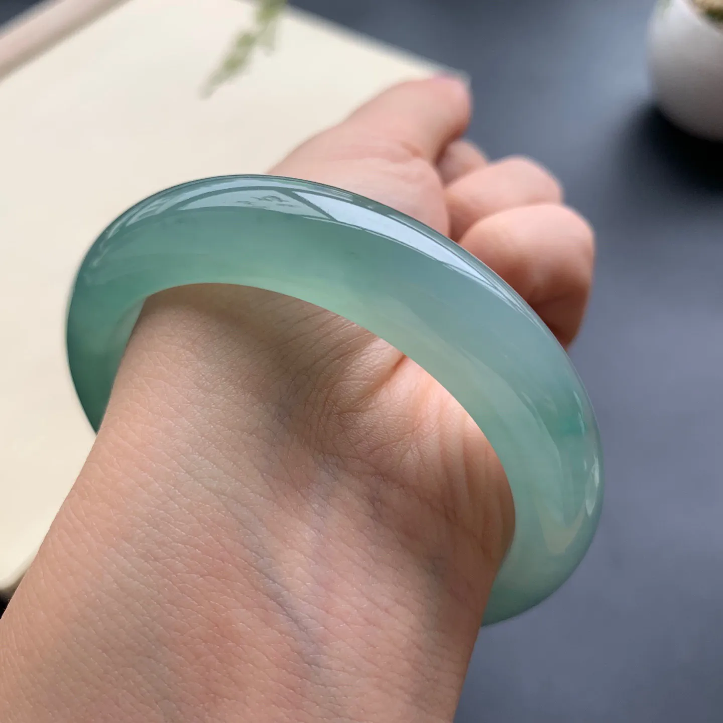 54圈口啤酒绿正圈手镯 尺寸：54-12.6-8.5，无纹裂，水润透亮，胶感十足
