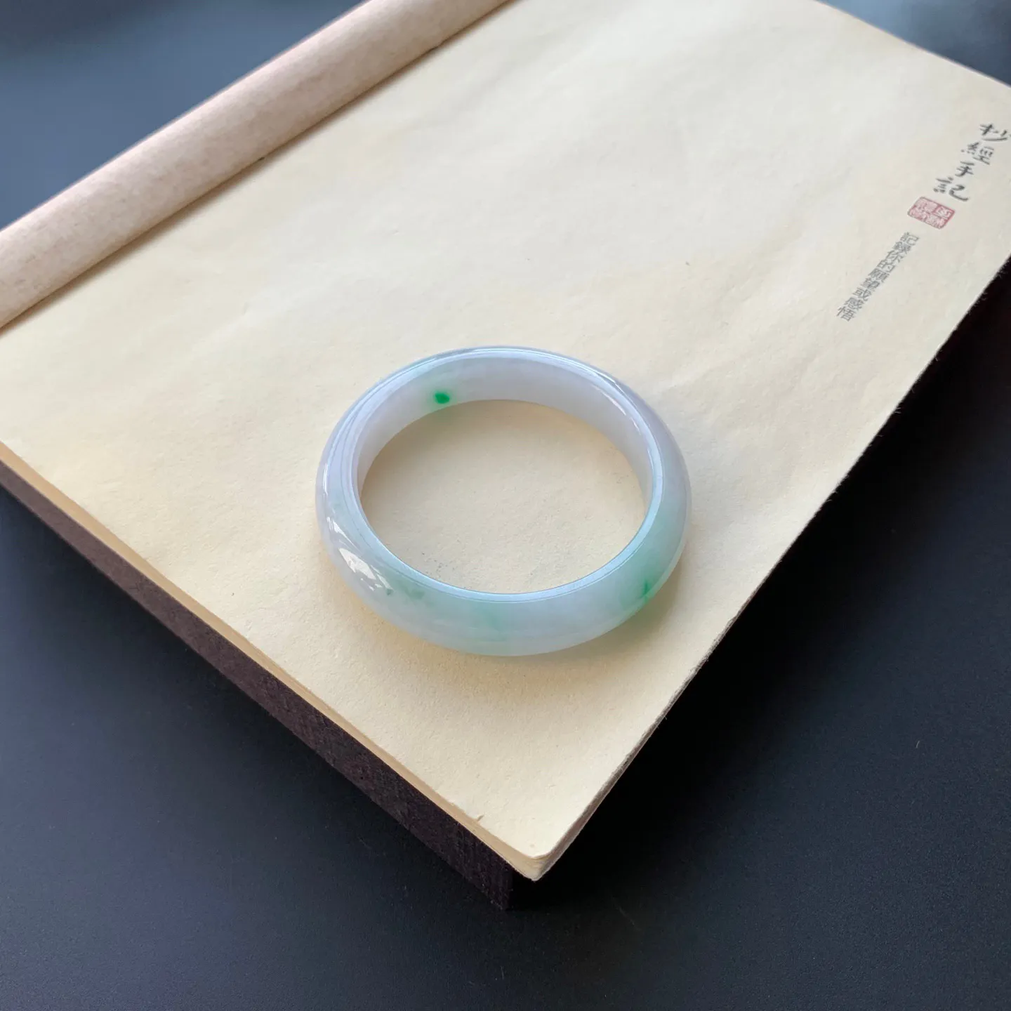 54圈口飘绿正圈手镯 尺寸：54-11.8-8.2，无纹裂，细腻光滑，色泽靓丽