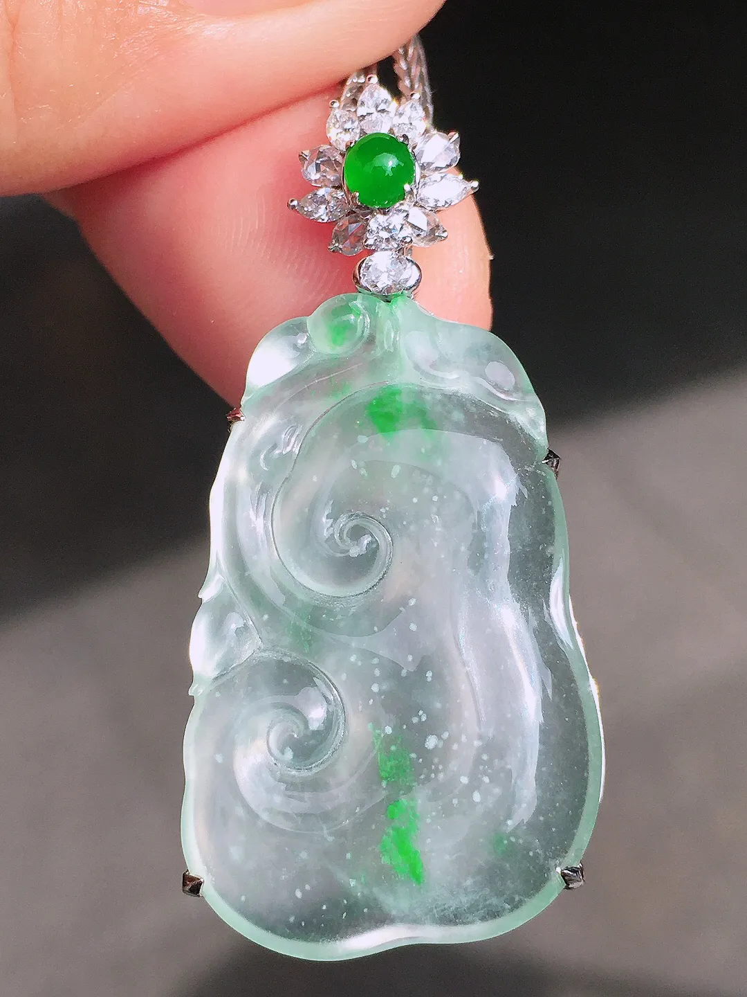 冰飘花如意吊坠，色泽艳丽，玉质细腻，荧光感超
强，饱满圆润，尽显优雅气质，18k
金豪华镶嵌