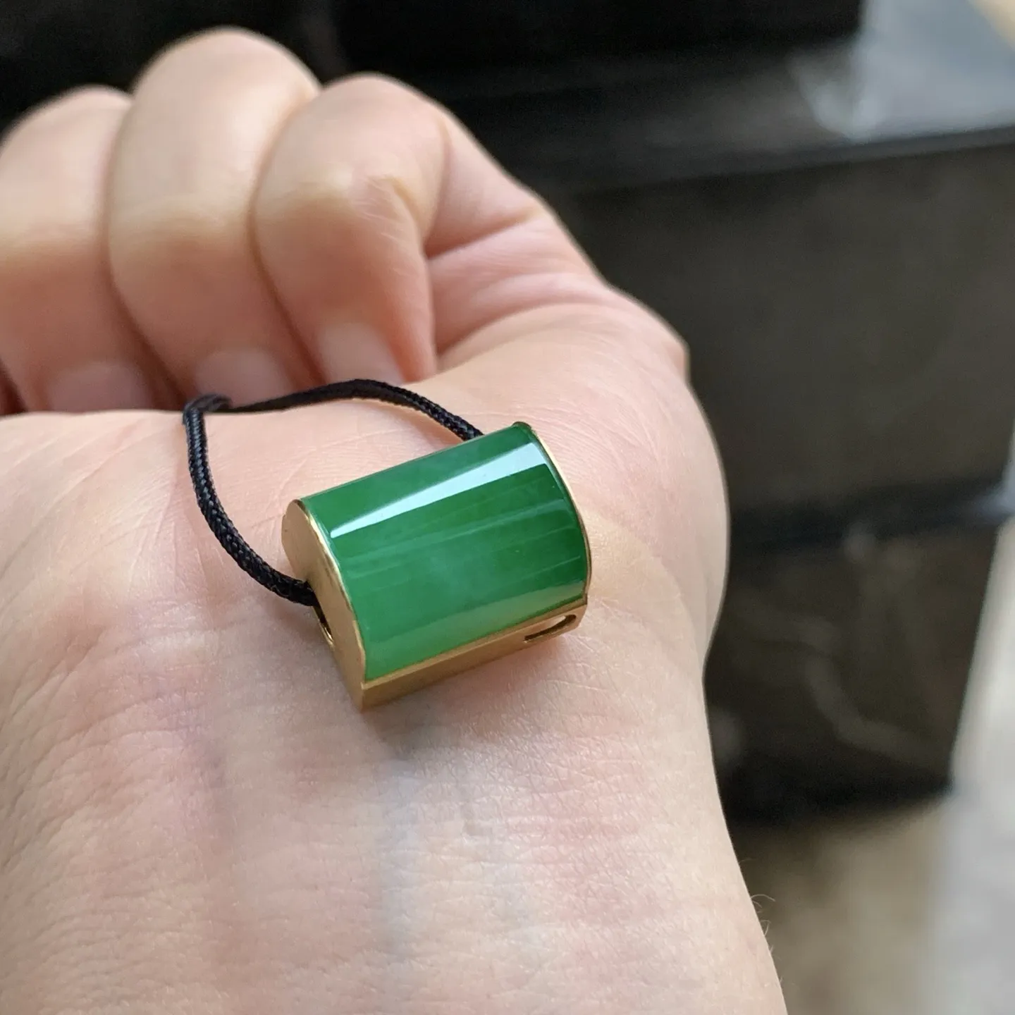 18k金镶嵌辣绿色吊坠^_^颜色鲜艳 玉质温润起光