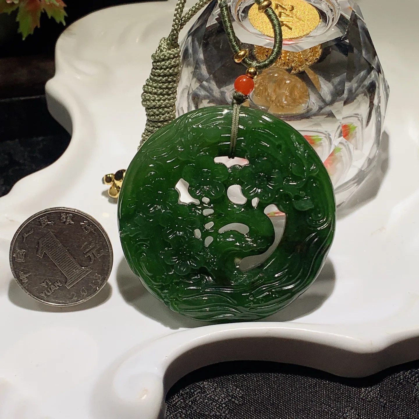 和田玉菠菜绿俄罗斯碧玉喜上眉梢挂件。尺寸54/9重44.5克。玉质细腻油润。手推出油。佩戴高端典雅。lt251107