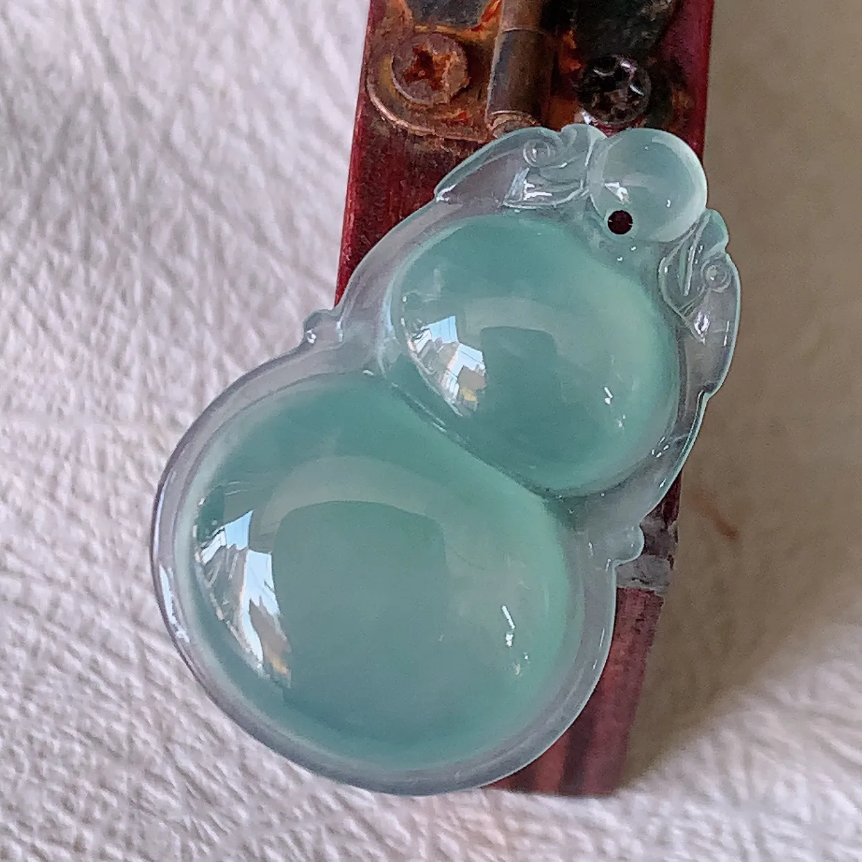 自然光实拍，冰种翡翠葫芦吊坠，葫芦寓意福禄双全，财源滚滚，饱满， 清新脱俗， 佩戴效果优雅迷人！#57.31