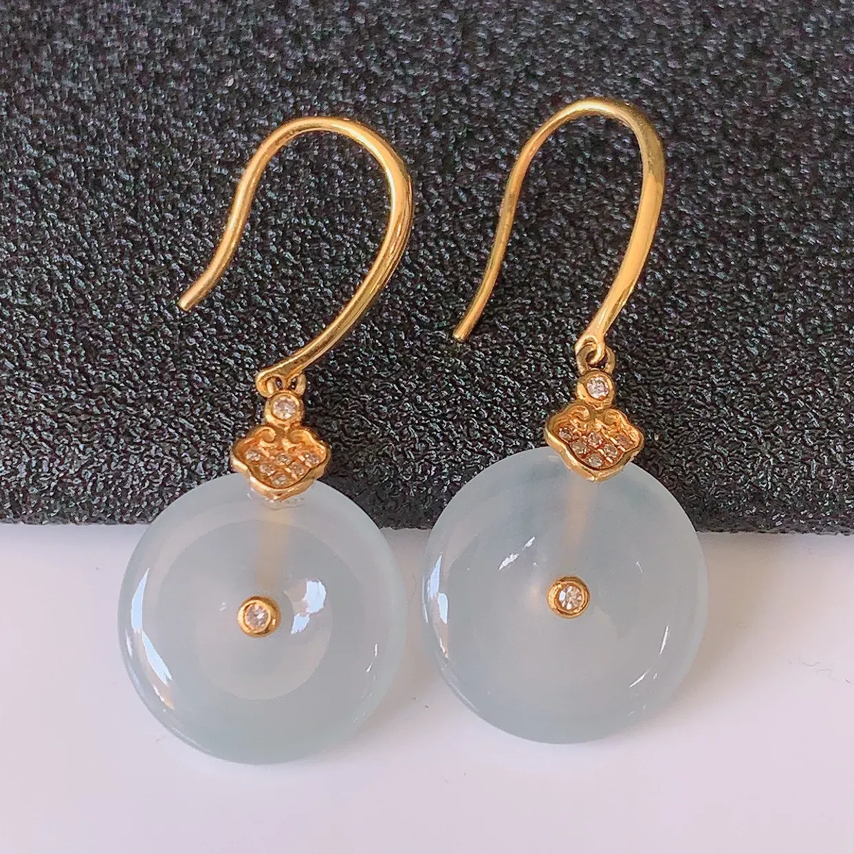 18k金镶嵌冰种翡翠平安扣耳坠，沁人心脾，耳坠佩戴效果大气出众，尽显气质。种水好，胶感足，颜相当漂亮