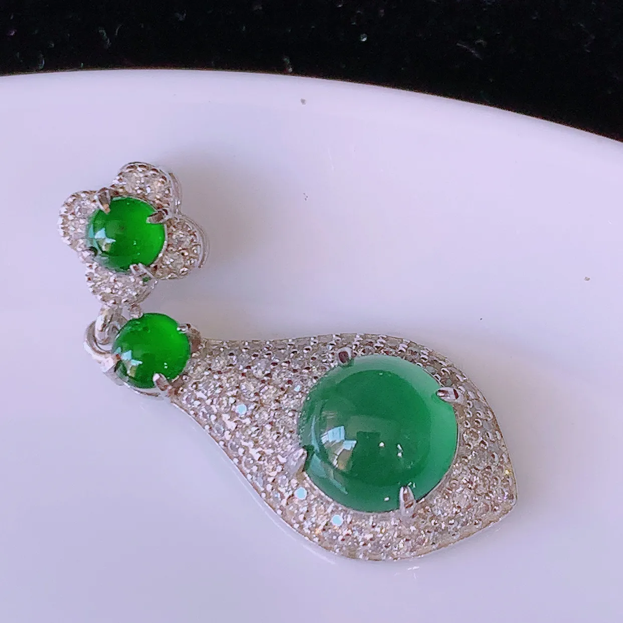 冰透满绿翡翠925银镶嵌吊坠，自然光实拍，翠色灵动，颜色漂亮，种老 水足，品相佳，佩戴佳品！#97.31整体32*11.5*6.8裸石7.8 *7.8mm