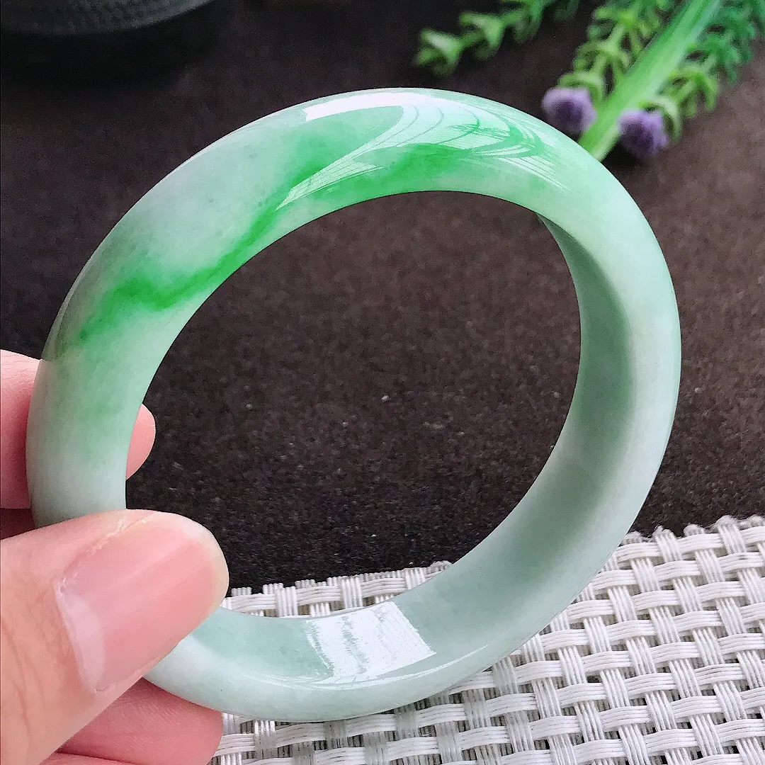 自然光57.5/14.2/8.2老坑精美温润飘阳绿手镯宽边翡翠玉镯美人镯