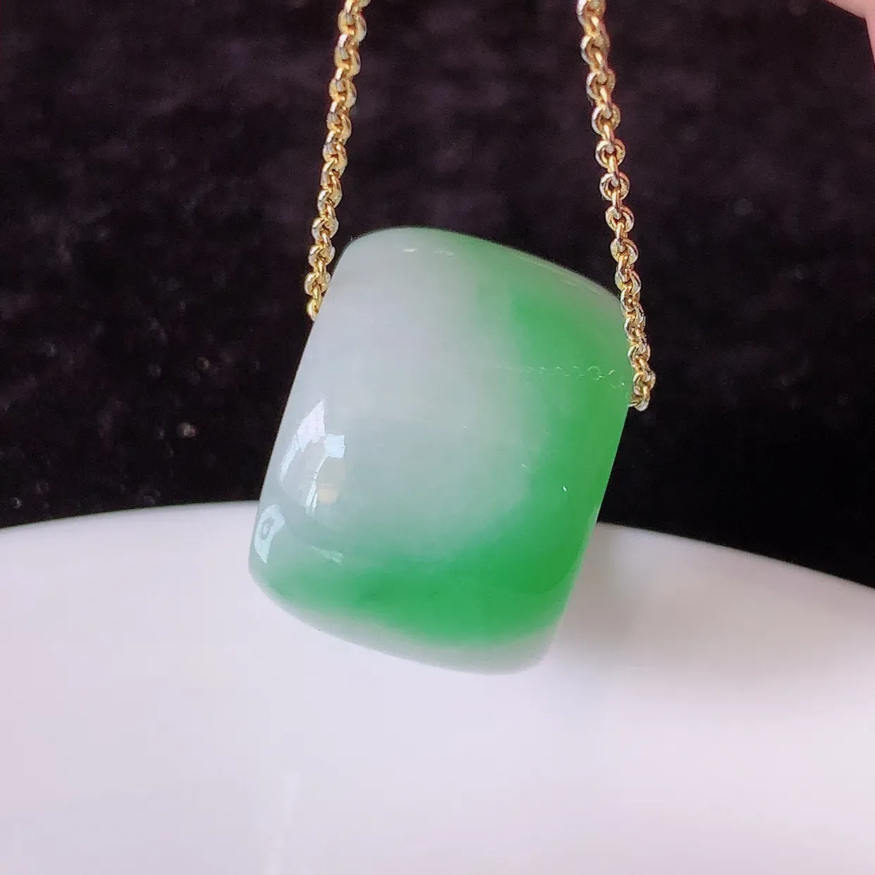 自然光实拍，冰润飘绿翡翠路路通吊坠，寓意好运连连，路路畅通，经典款式，财运滚滚， 路路通，佩戴效果更好！ 配图银链子#68.31