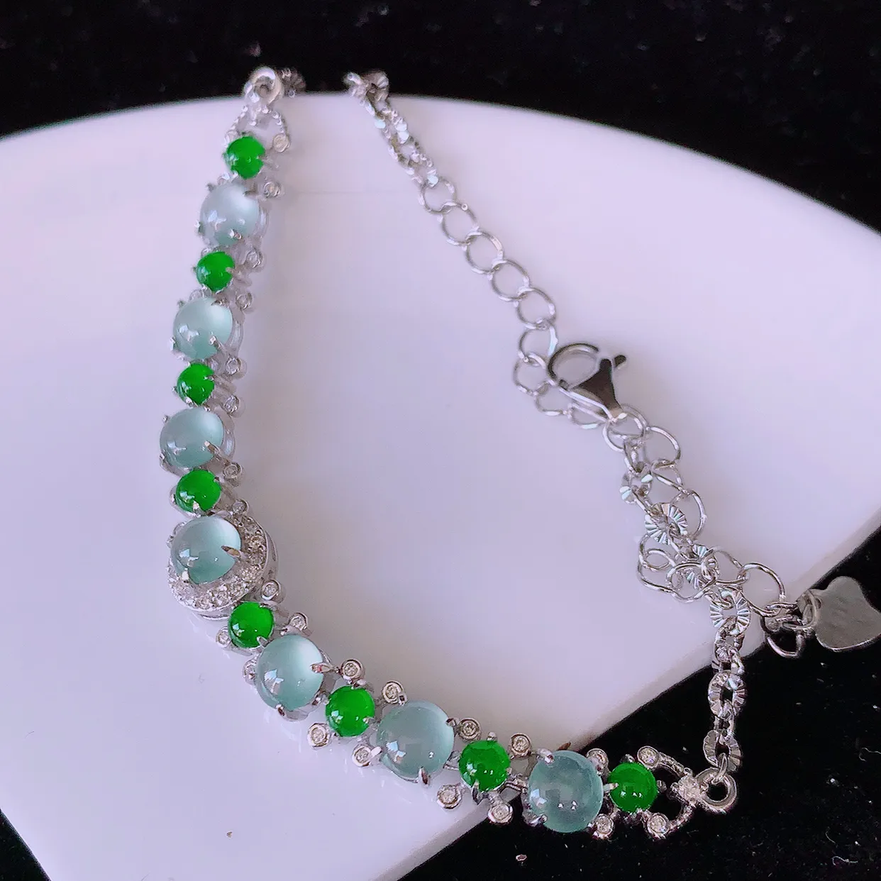 冰透满绿翡翠925银镶嵌手链，自然光实拍，翠色灵动，颜色漂亮，种老水足， 品相佳， 佩戴佳品！#97.31整体7*7*5.5裸石4.2*4.2mm