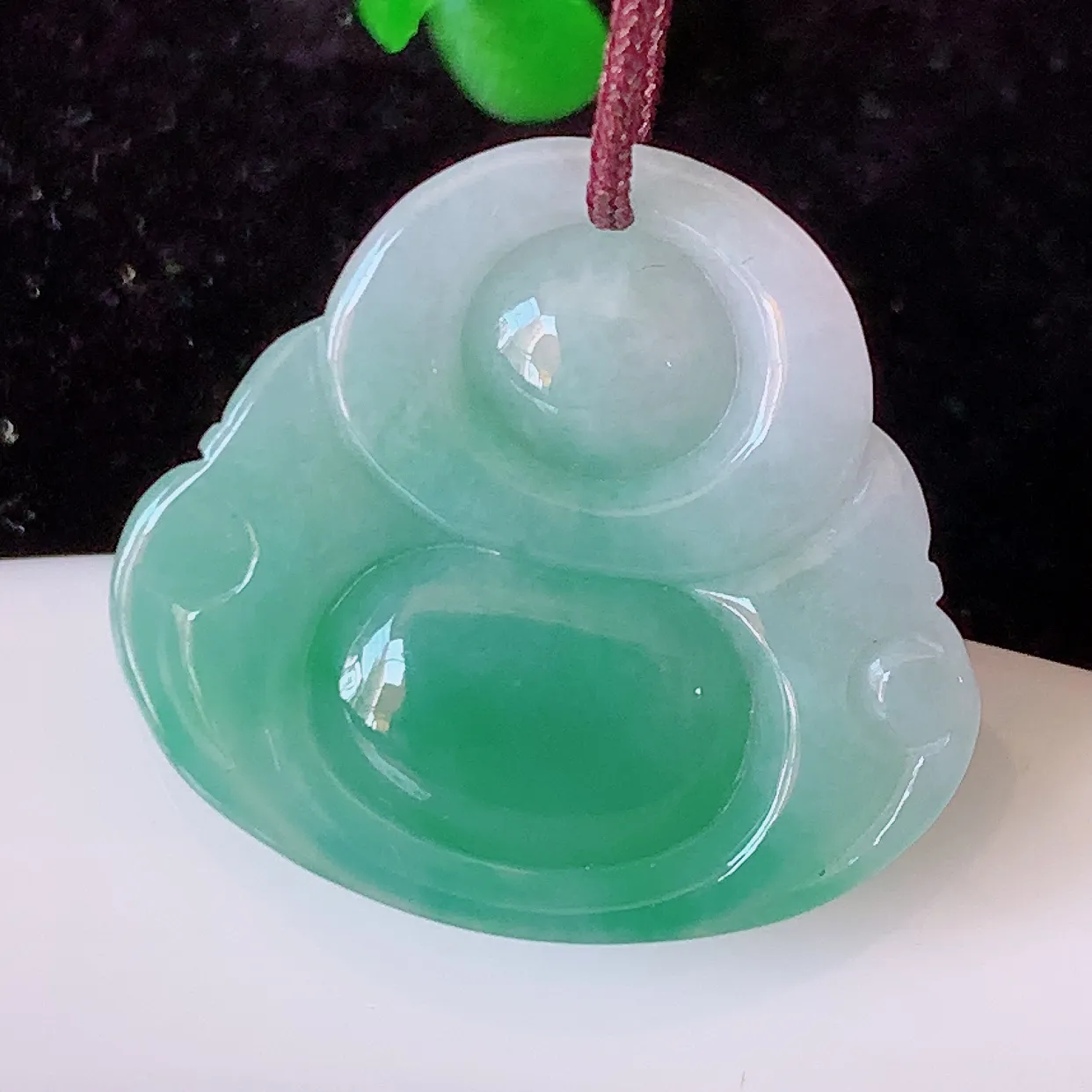 自然光实拍，冰润飘绿佛公吊坠，翡翠开心笑佛，种老水足，颜色漂亮，立体饱满圆润， 佩戴效果赞#57.31