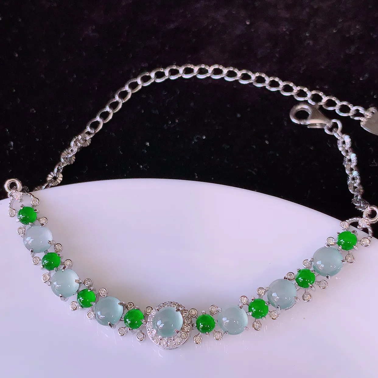 冰透满绿翡翠925银镶嵌手链，自然光实拍，翠色灵动，颜色漂亮，种老水足， 品相佳， 佩戴佳品！#97.31整体7*7*5.5裸石4.2*4.2mm