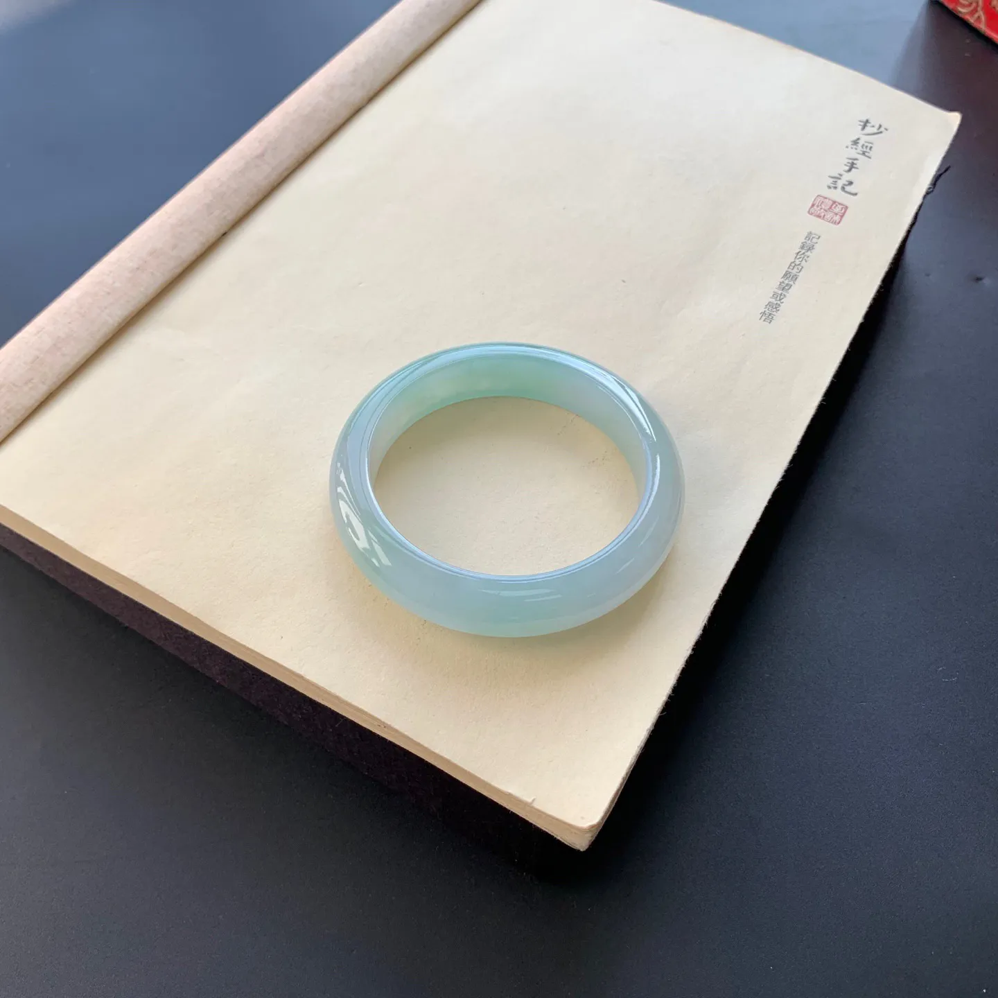 58.6圈口冰晴底正圈手镯 尺寸：58.6-13.6-9.3，无纹裂，水润起胶，版型厚装