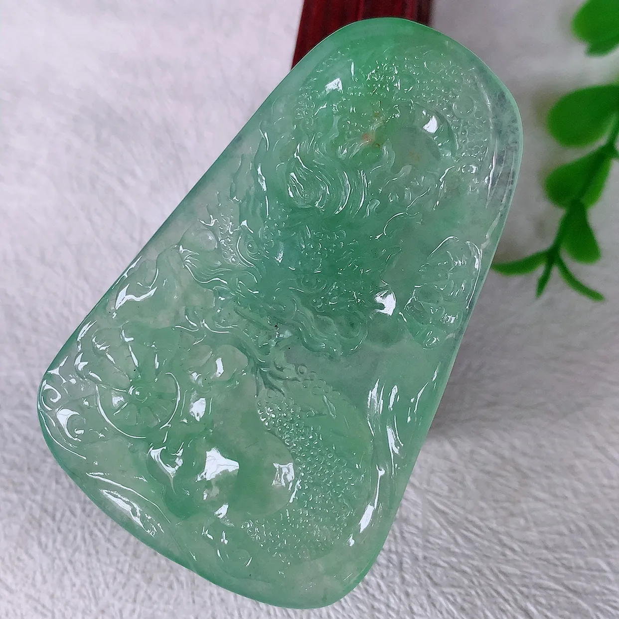 自然光实拍，冰种满绿翡翠龙腾盛世、龙牌吊坠，种水好，雕工立体精致，佩戴霸气时尚！#60.5