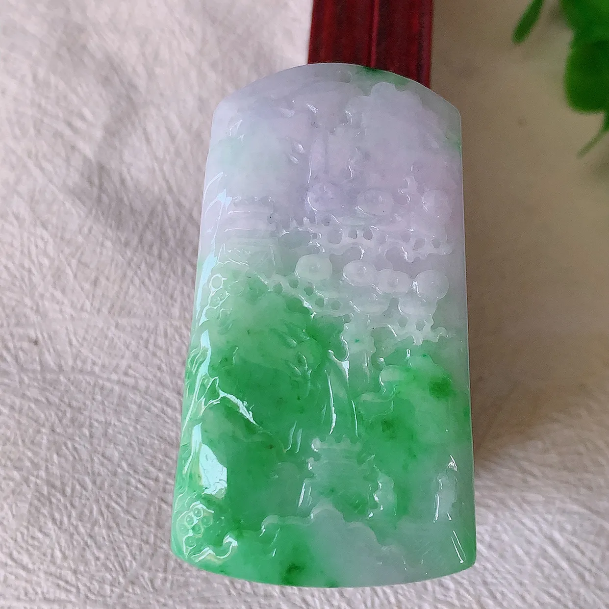 自然光实拍，冰润春带彩翡翠山水牌吊坠，翡翠山水，立体生动形象， 山水素材布局合理， 意境感佳， 佩戴