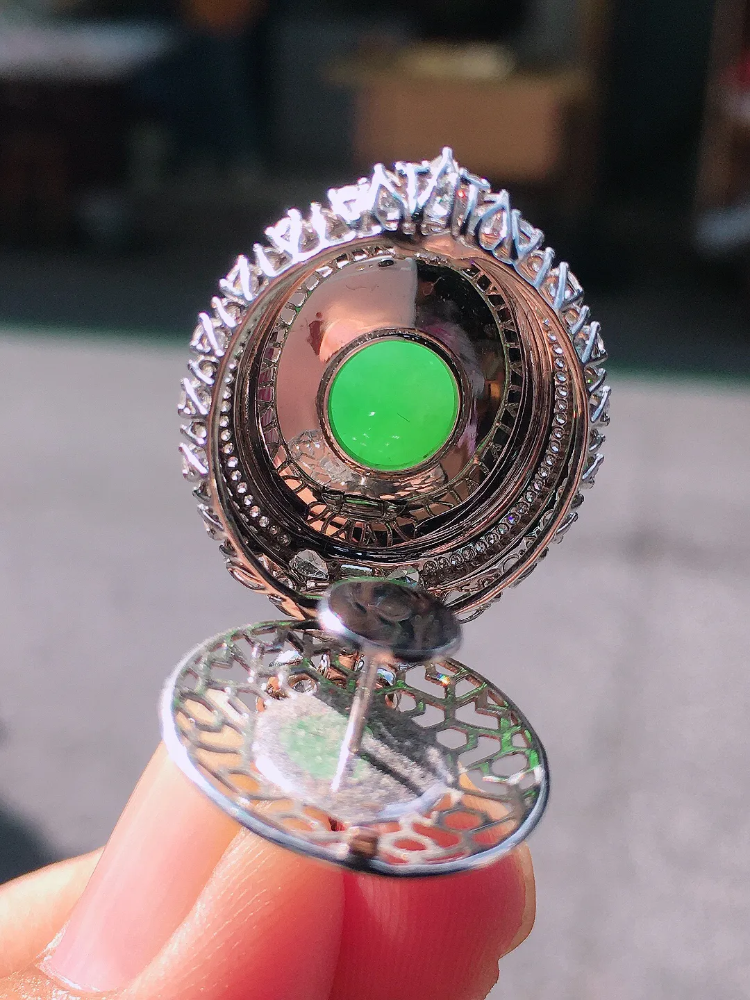 阳绿蛋面吊坠，色泽均匀艳丽，玉质细腻，荧光感超
强，饱满圆润，尽显优雅气质，18k
金豪华镶嵌