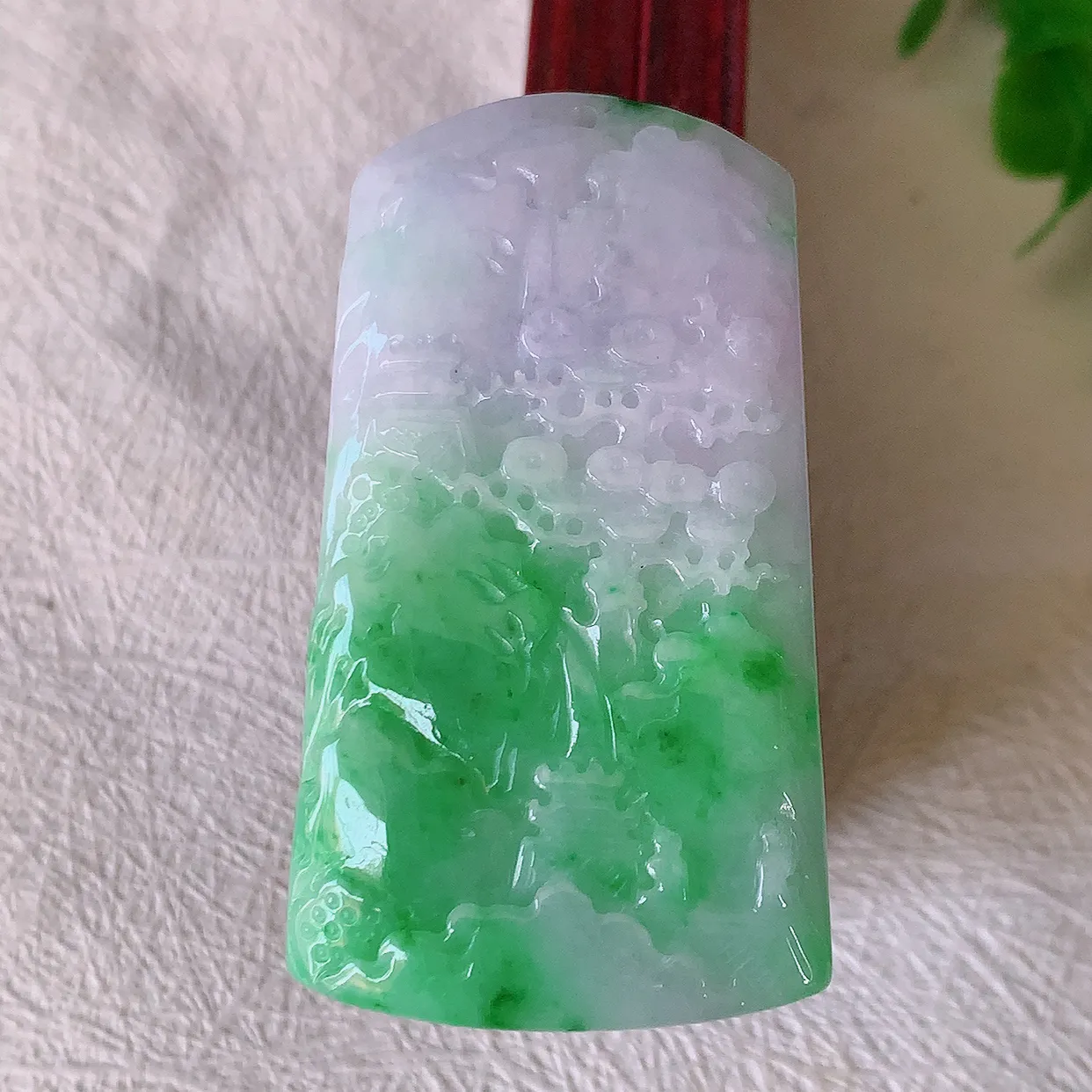 自然光实拍，冰润春带彩翡翠山水牌吊坠，翡翠山水，立体生动形象， 山水素材布局合理， 意境感佳， 佩戴