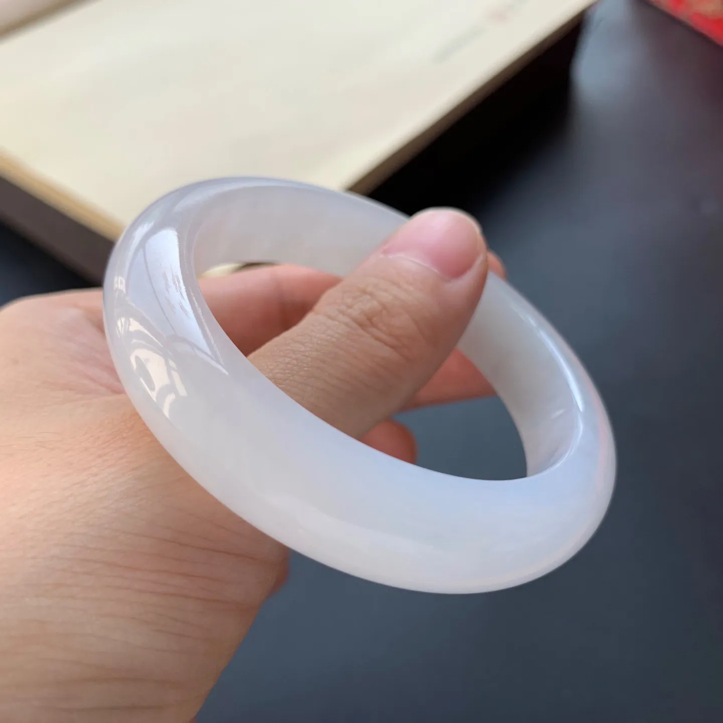 55.5圈口飘花正圈手镯 尺寸：55.5-12.5-8.6，无纹裂，细腻光滑，花色浓郁