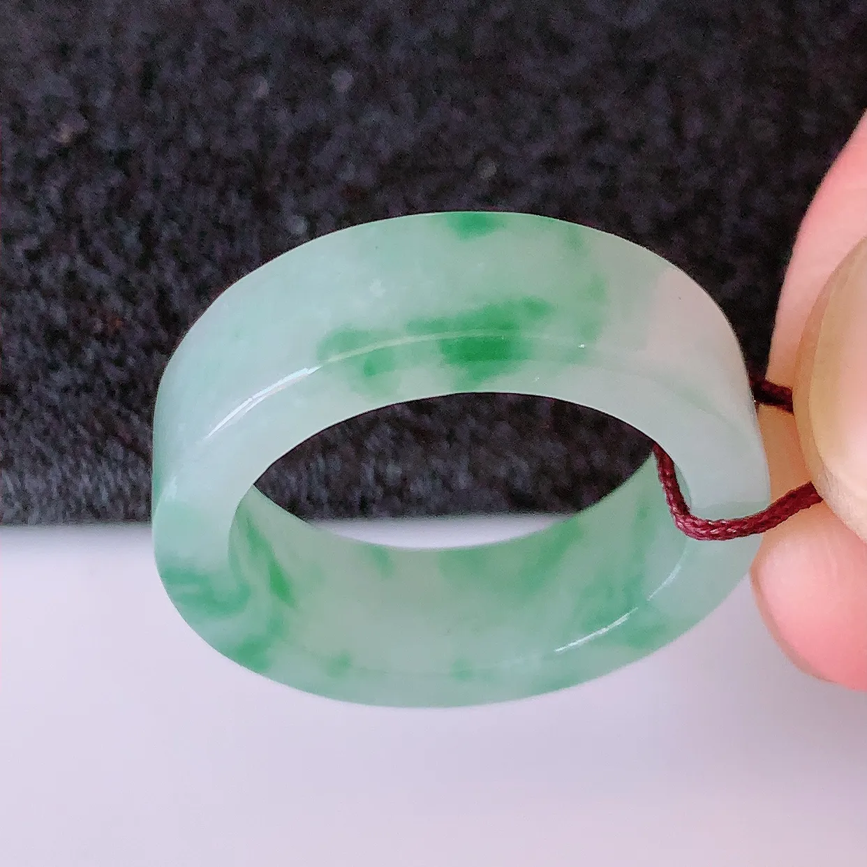 自然光实拍，18.2mm内径冰飘花翡翠指环，玉戒指，玉质莹润，好精美好冰润的指环， 18圈口，上手纤巧！#12.31尺寸18.2-6.8-3mm