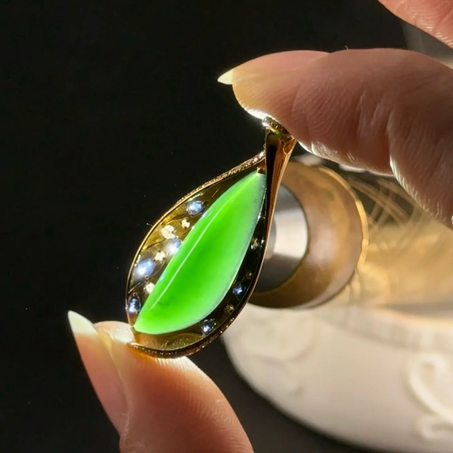 精品18k墨翠吊坠 种好色正 黑度极好 打灯通透 油性十足 尺寸38.7