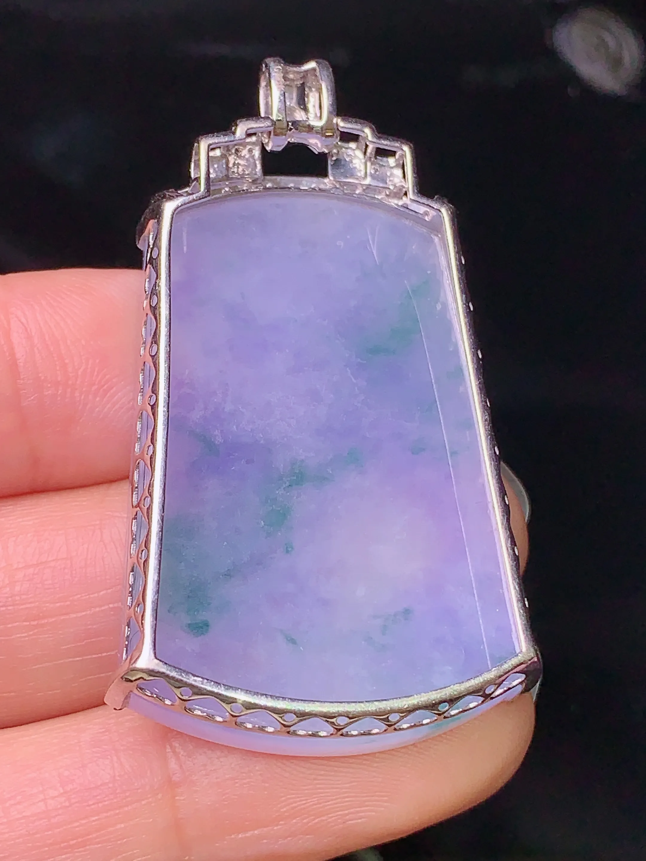 18k金钻镶嵌紫罗兰飘绿无事牌吊坠 玉质细腻 色泽艳丽 整体尺寸46.2*24.5*7.5