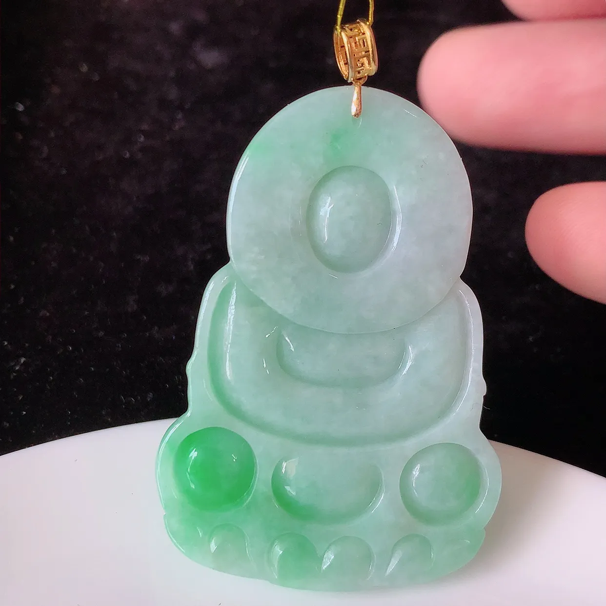 18k金镶嵌飘绿翡翠观音菩萨吊坠，沁人心脾，精致典雅的设计，为佩戴者，增添色彩， 送礼自留都是佳品选择！#35.31