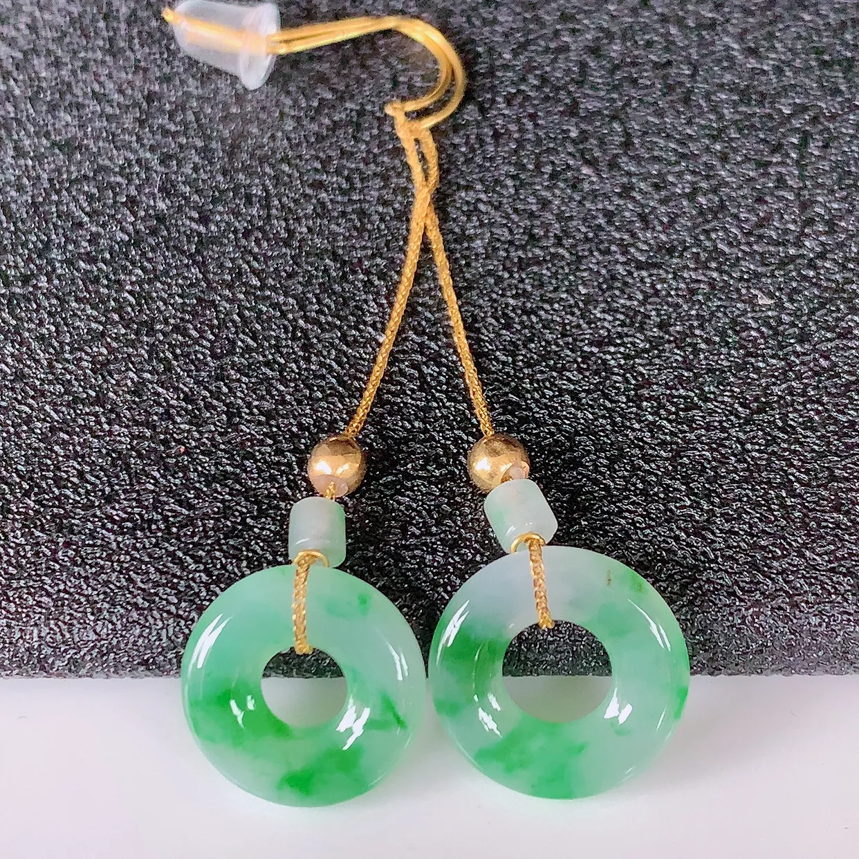 18k金镶嵌冰种翡翠平安扣耳坠，沁人心脾，耳坠佩戴效果大气出众，尽显气质。种水好，胶感足，颜相当漂亮，高性价比，值得入手品鉴！#41.5整体43裸12*2.6