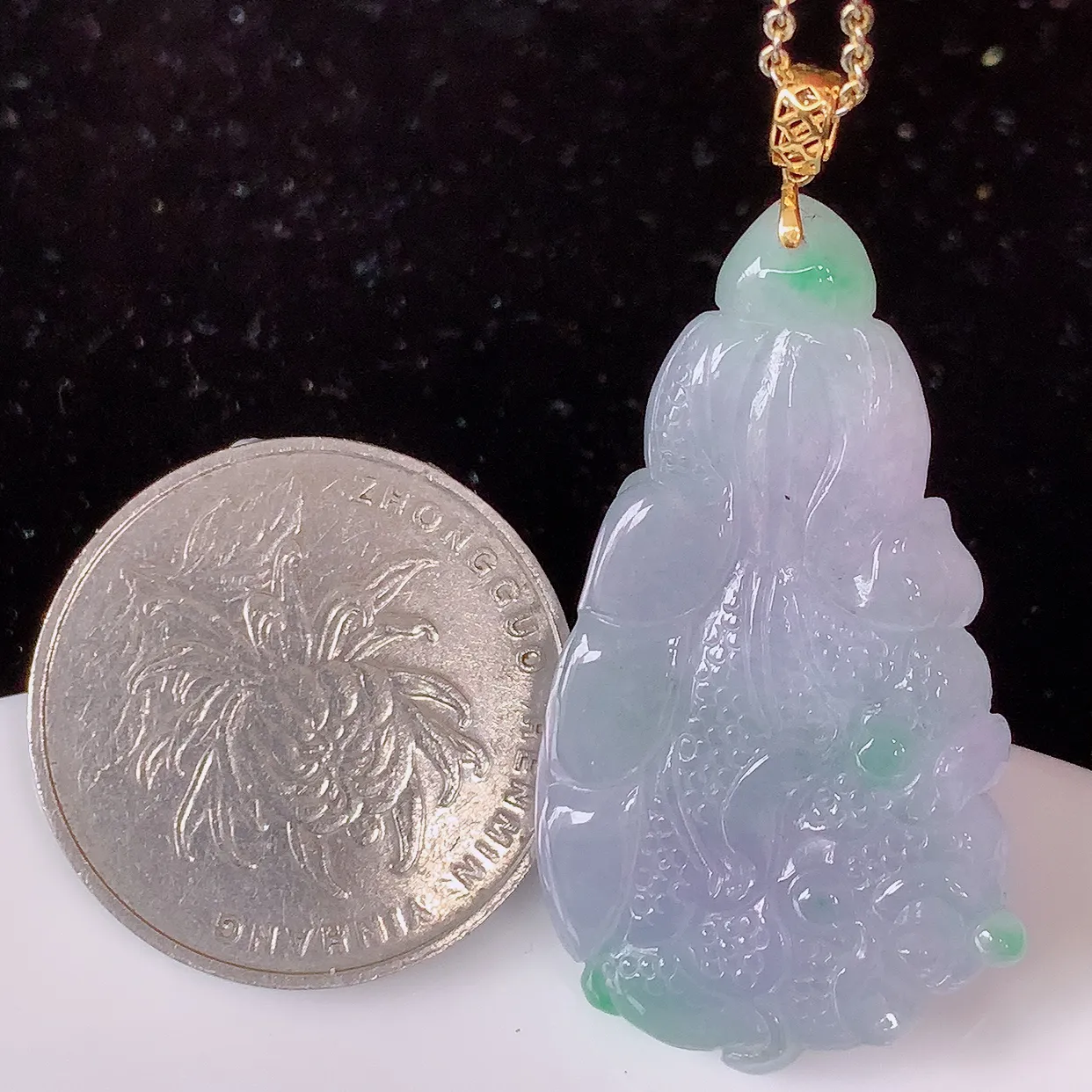 18K金镶嵌冰春带彩翡翠招百财白菜吊坠，百财聚来，财源滚滚，色泽鲜艳，精工水润的白菜，性价比高！#1.5