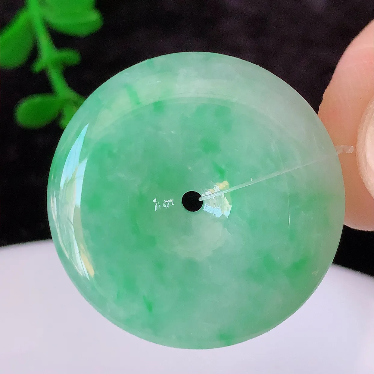 自然光实拍，冰润飘绿翡翠平安扣吊坠，形体饱满圆润，平安扣肥嘟嘟的，平平安安，种水很好， 配戴精美！#49.31