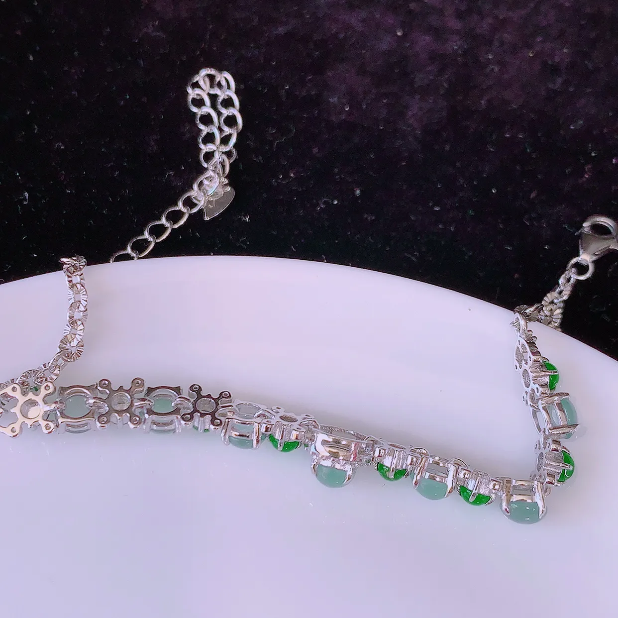冰透满绿翡翠925银镶嵌手链，自然光实拍，翠色灵动，颜色漂亮，种老水足， 品相佳， 佩戴佳品！#97.31整体7*7*5.5裸石4.2*4.2mm
