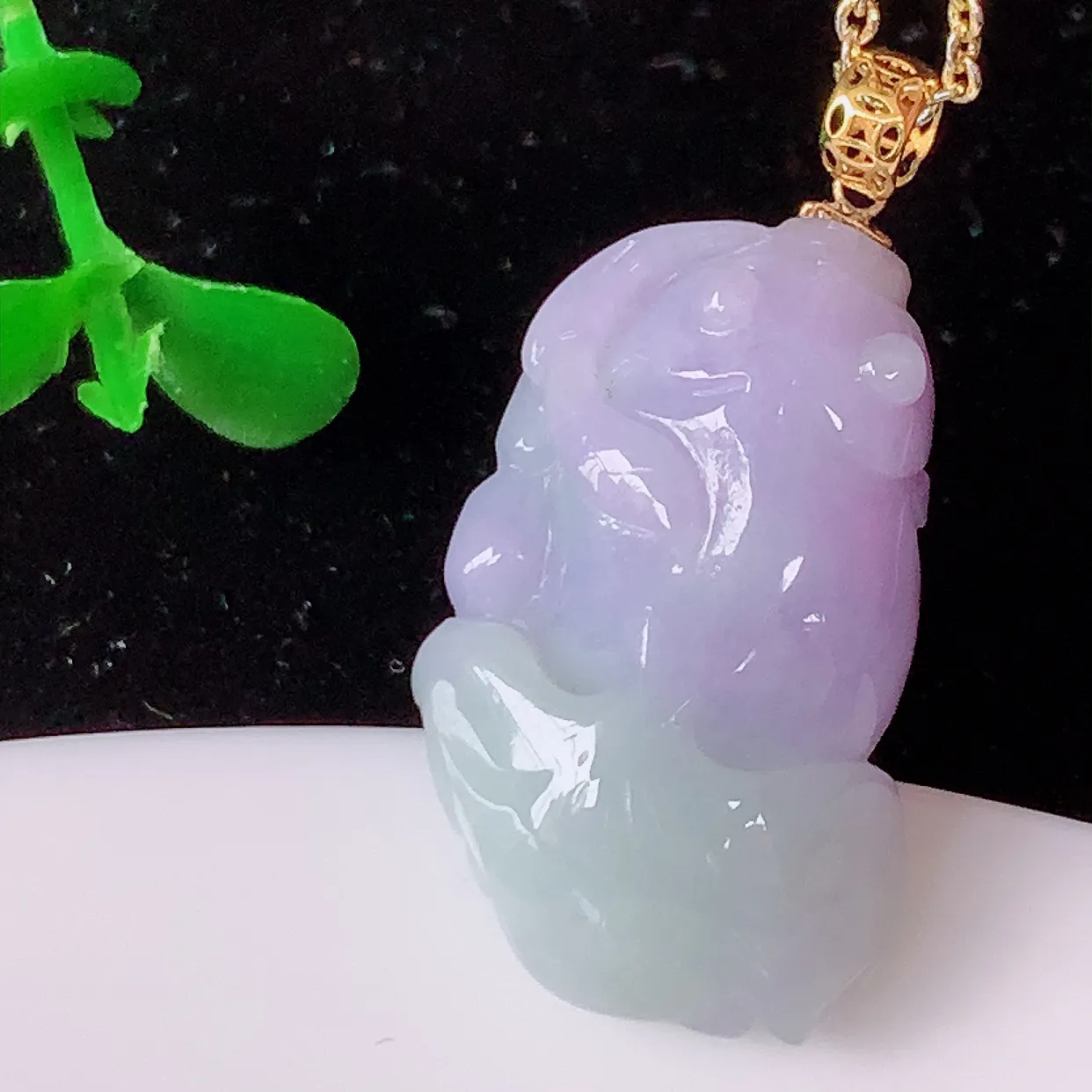 自然光实拍，18K金镶嵌冰润紫罗兰翡翠年年有余，自由自在玉吊坠，寓意财源广进，雕工婉约，栩栩如生，佩戴优雅迷人！#1.5