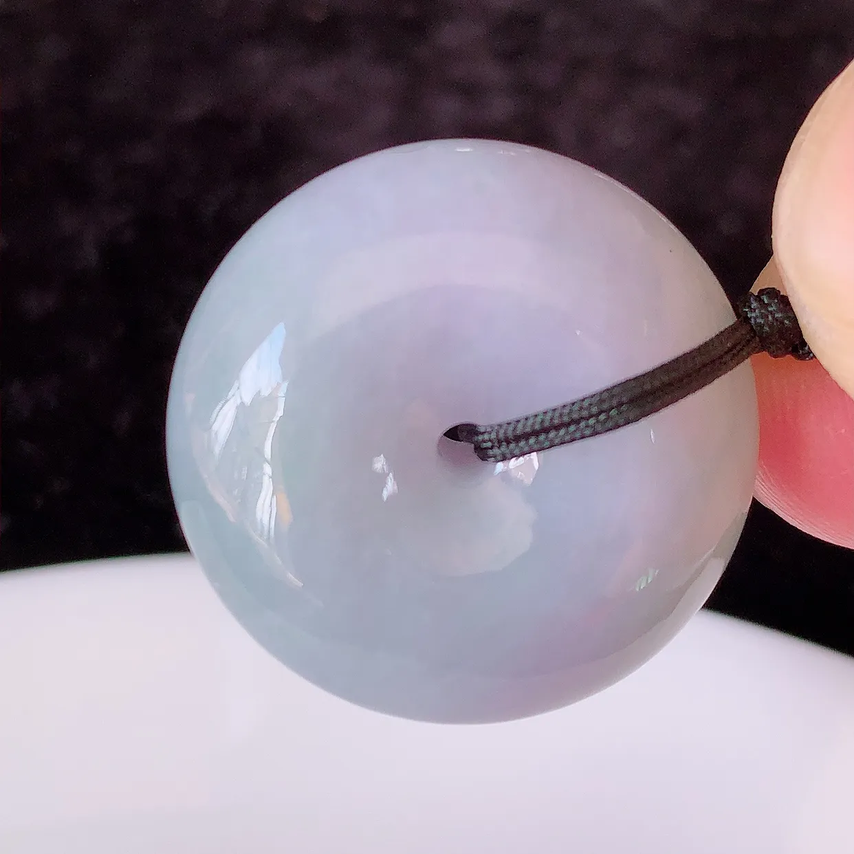 自然光实拍，冰润紫罗兰翡翠平安扣吊坠，形体饱满圆润，平安扣肥嘟嘟的， 平平安安，种水很好，莹润通透， 配戴精美！#41.3