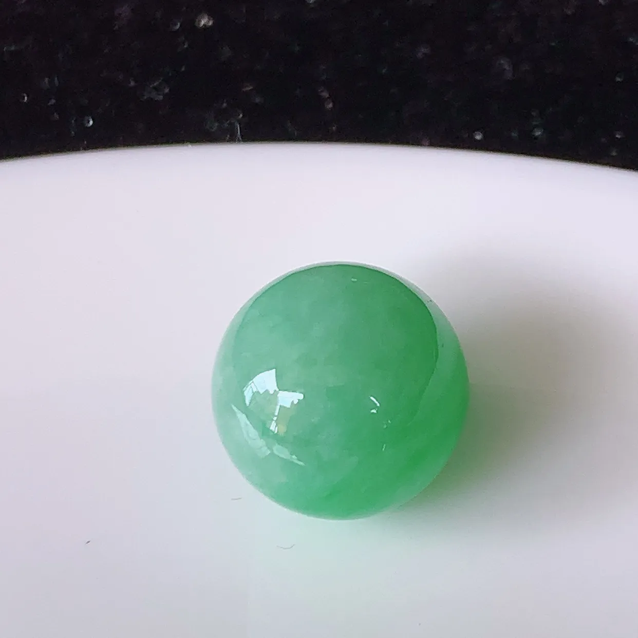 自然光实拍，冰润满绿翡翠路路通、圆珠吊坠，寓意时来运转、财源滚滚，款式新颖时尚，日常百搭的款！ 配图银链#05.31尺寸11.8