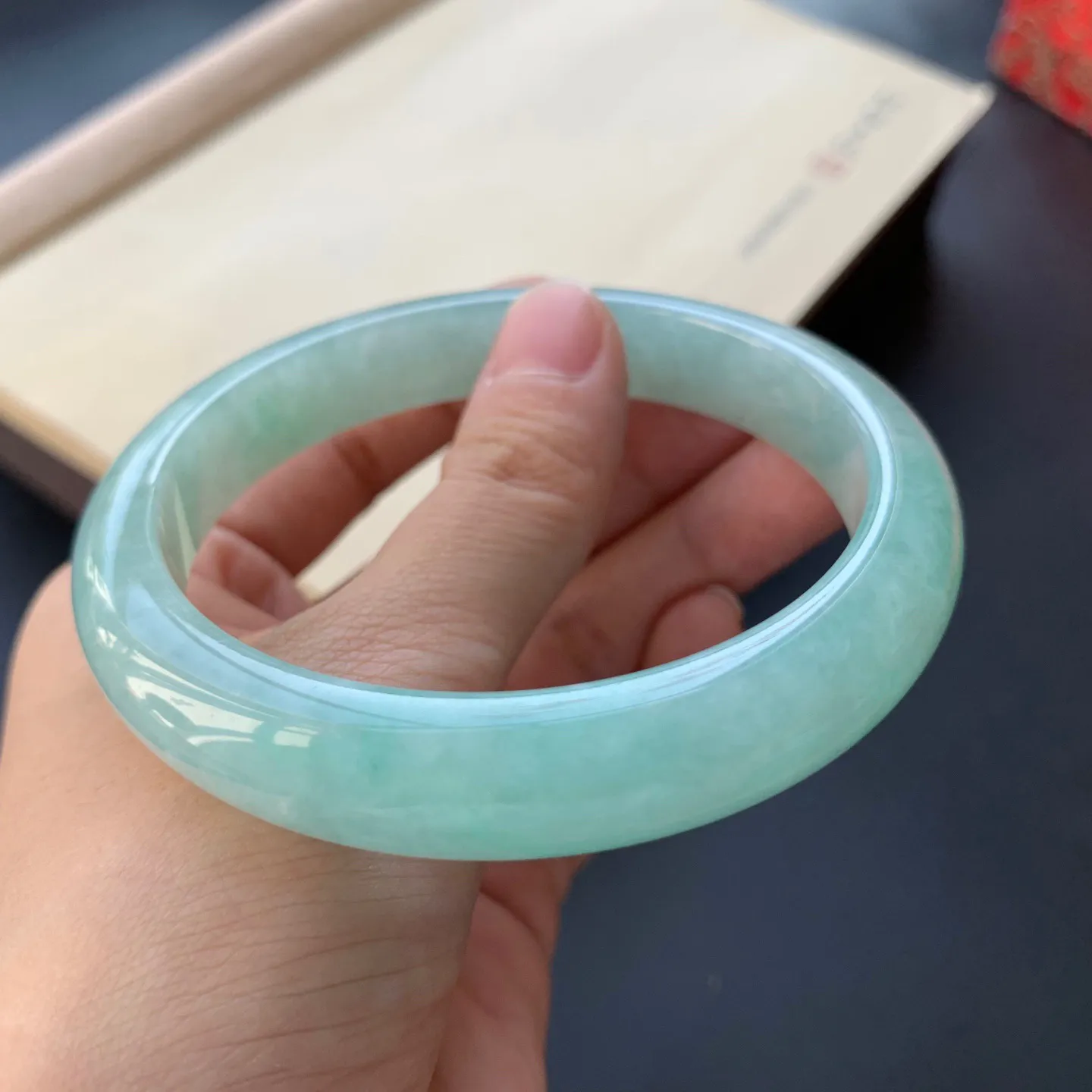 62.8圈口豆绿色正圈手镯 尺寸：62.8-12-8.5，无纹裂，色泽亮丽，清爽干净