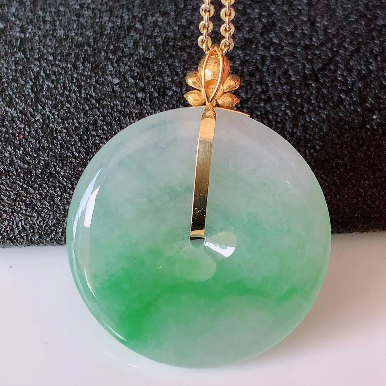 自然光实拍，18K金镶嵌冰种飘绿翡翠平安扣吊坠，玉扣，冰润光泽，寓意平平安安，平安扣佩戴时尚漂亮！#41.31整体30.5-24.5-4.5 裸石24.5*24.5mm