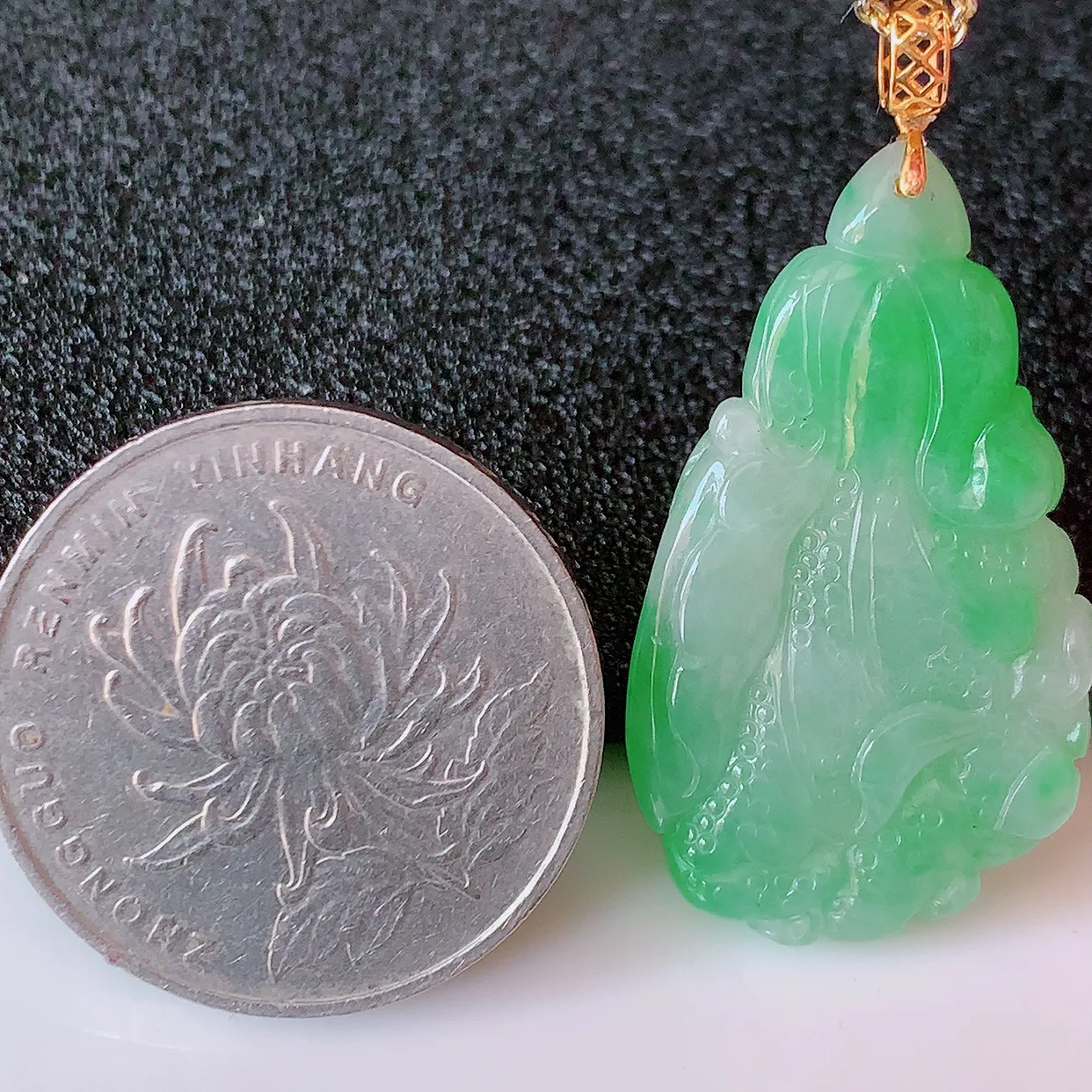 18K金镶嵌飘阳绿翡翠招百财白菜吊坠，百财聚来，财源滚滚，色泽鲜艳， 精工水润的白菜， 性价比高！#1.31