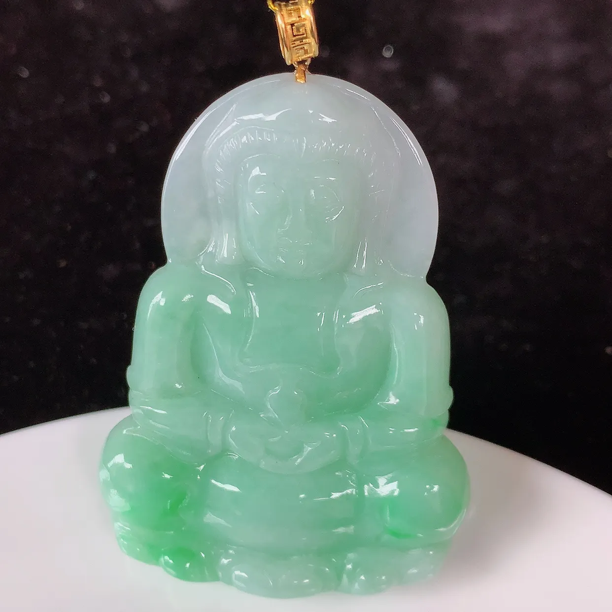 18K金镶嵌冰飘绿翡翠观音菩萨吊坠，赐福翡翠观音，观音面相端庄，品相佳，佩戴气质！#35.5整体57裸石51*36*5.5