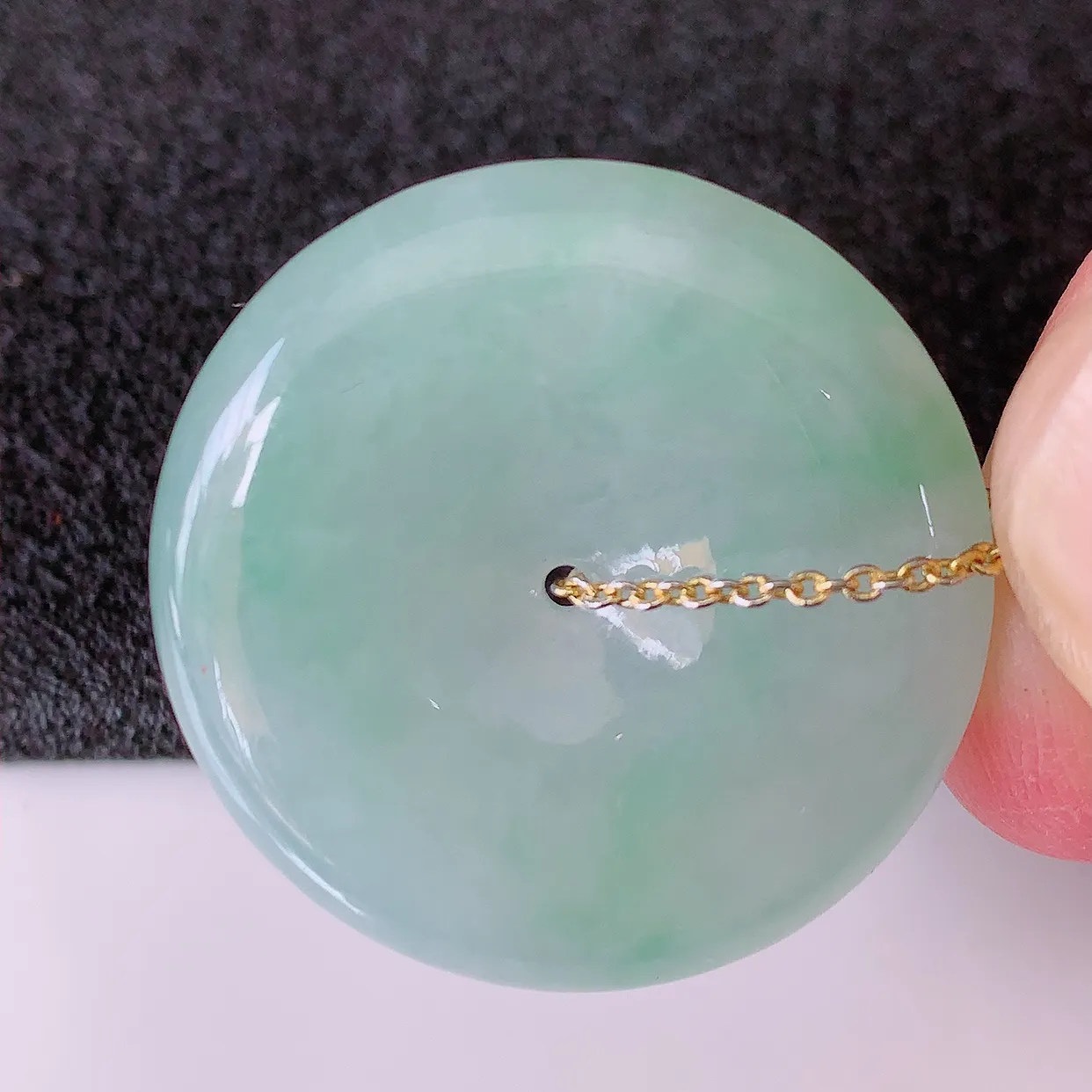 自然光实拍，冰胶飘绿翡翠平安扣吊坠，翠色灵动，种老水足，寓意好， 品相佳， 佩戴佳品！#00.31