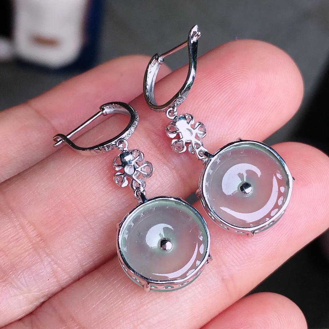 冰种平安扣耳坠，玉质细腻，荧光感超
强，饱满圆润，尽显优雅气质，18k
金豪华镶嵌