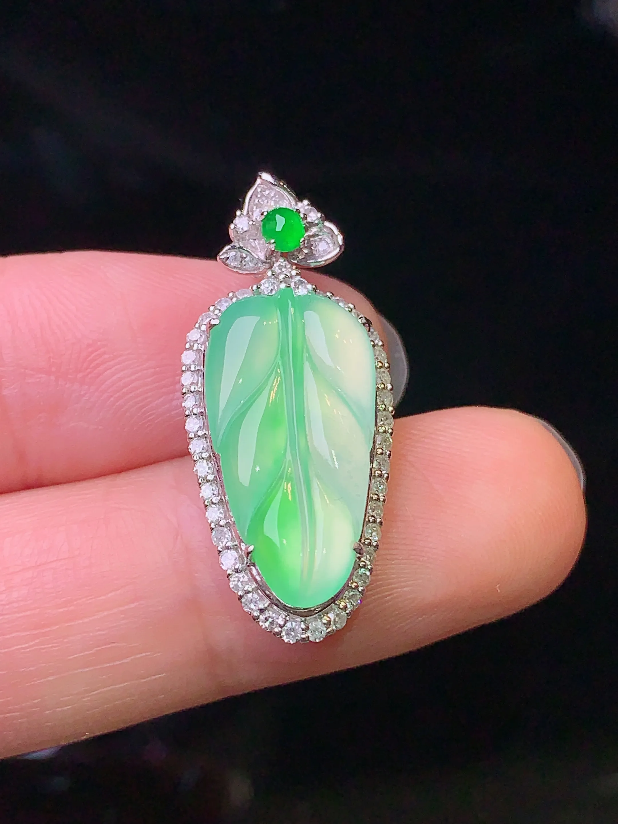 18k金钻镶嵌翠绿树叶吊坠 玉质细腻 色泽艳丽 整体尺寸28.2*12.2*6.3