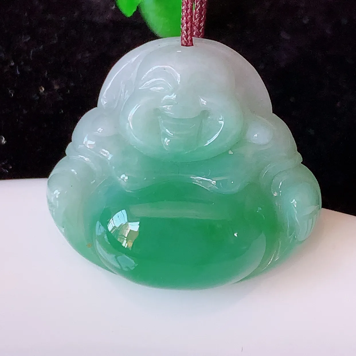 自然光实拍，冰润飘绿佛公吊坠，翡翠开心笑佛，种老水足，颜色漂亮，立体饱满圆润， 佩戴效果赞#57.31
